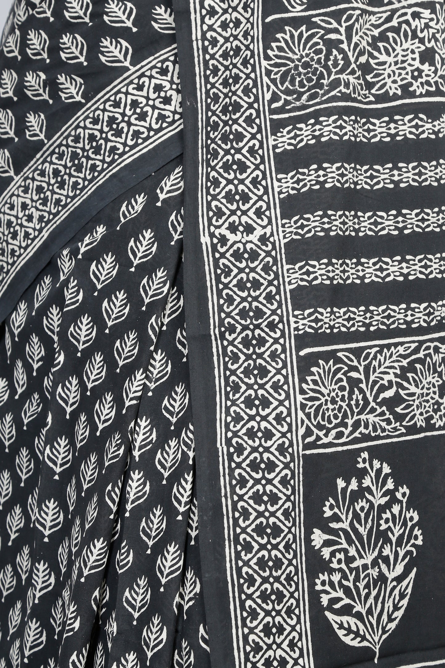 ‘Anchor Frost' Sanganeri Print Mul Mul Karpāsa Saree