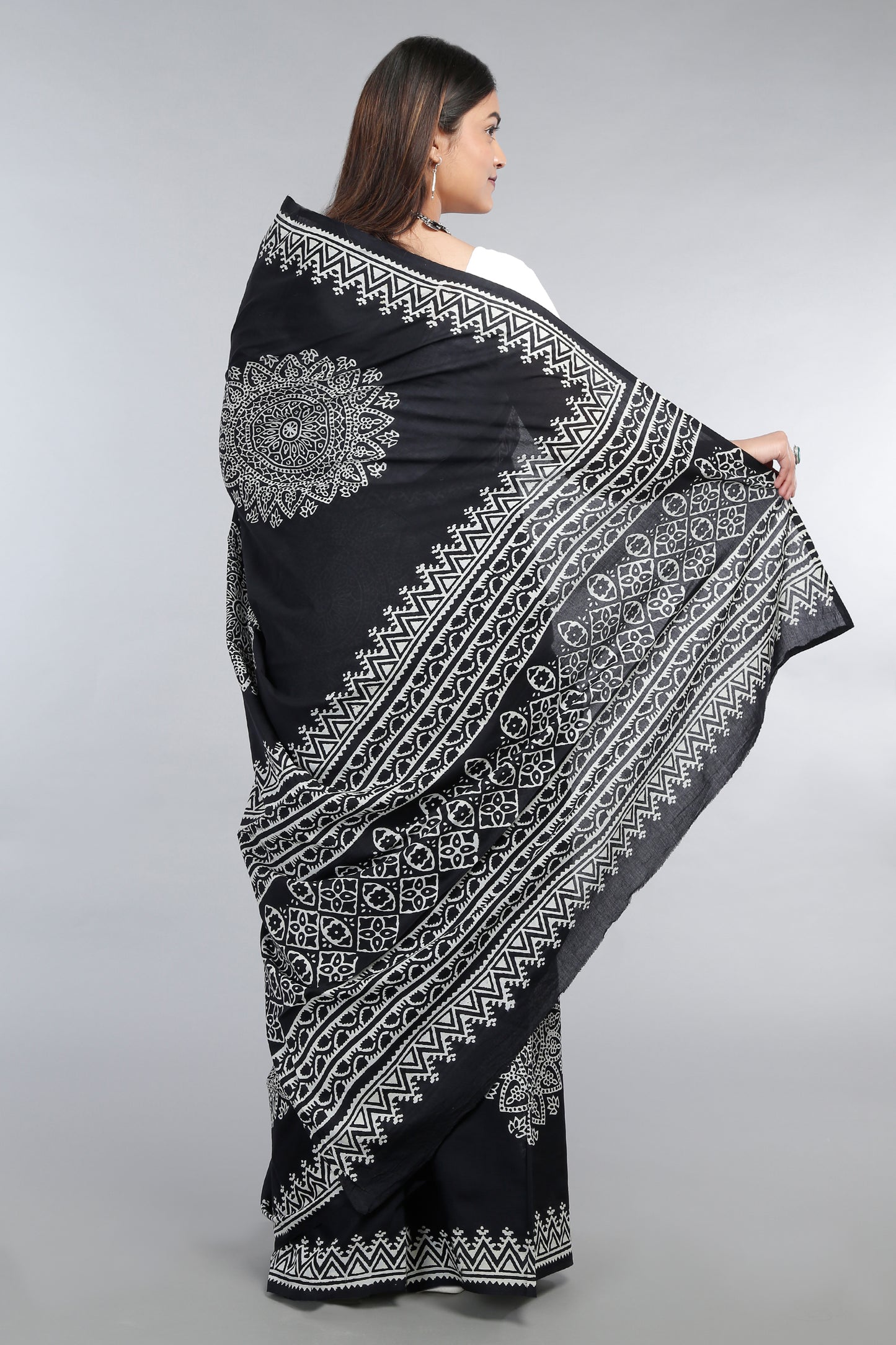 Cosmos’ Black Mandala Chunna-Patri Mul Mul Karpāsa Saree