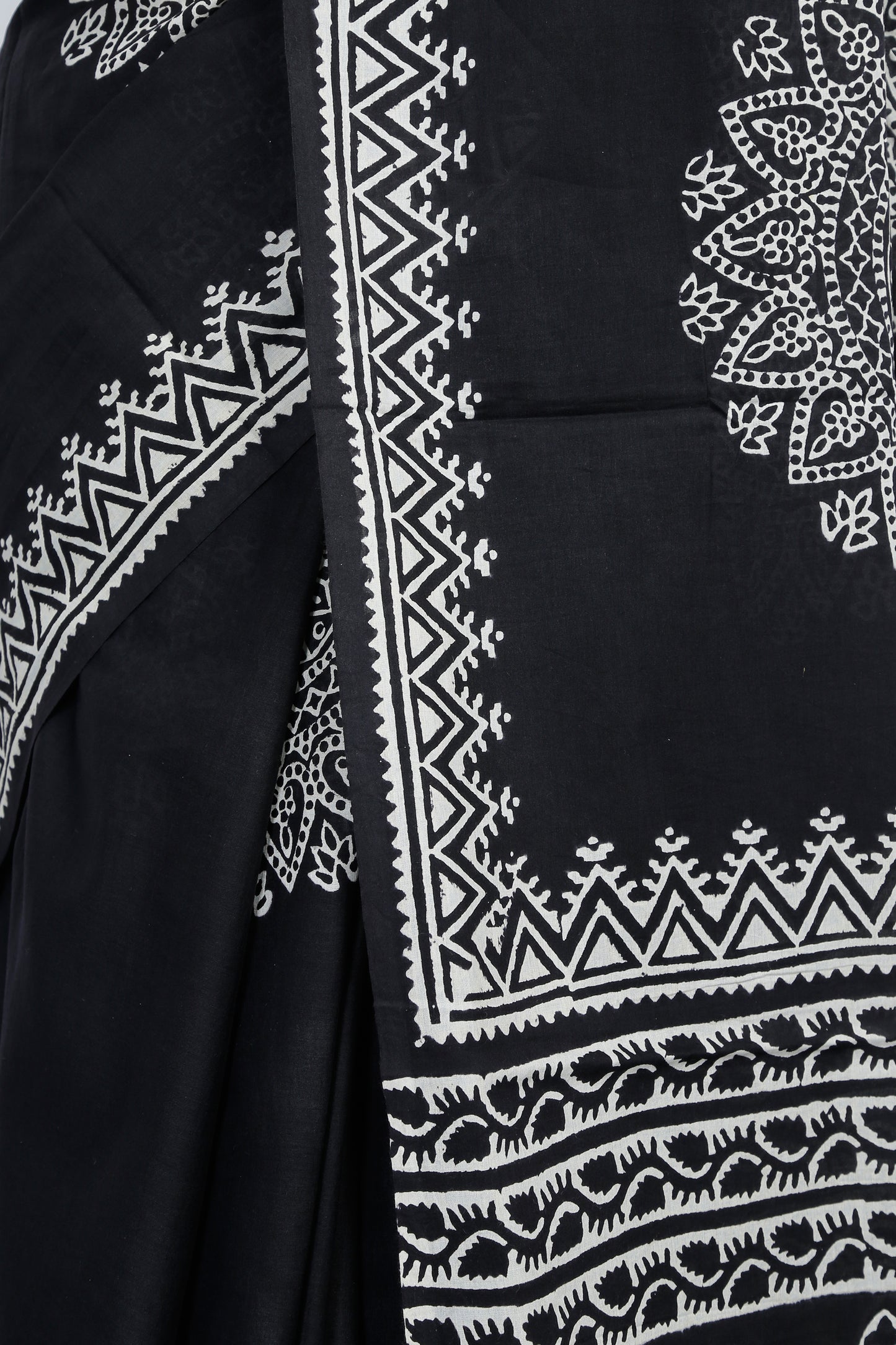 Cosmos’ Black Mandala Chunna-Patri Mul Mul Karpāsa Saree